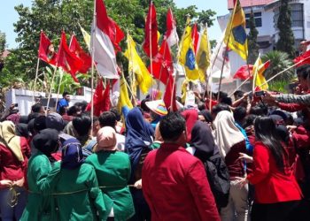 Sejumlah Mahasiswi Terinjak Saat Demo Protes RUU KHUP di Kantor DPRD Kotamobagu