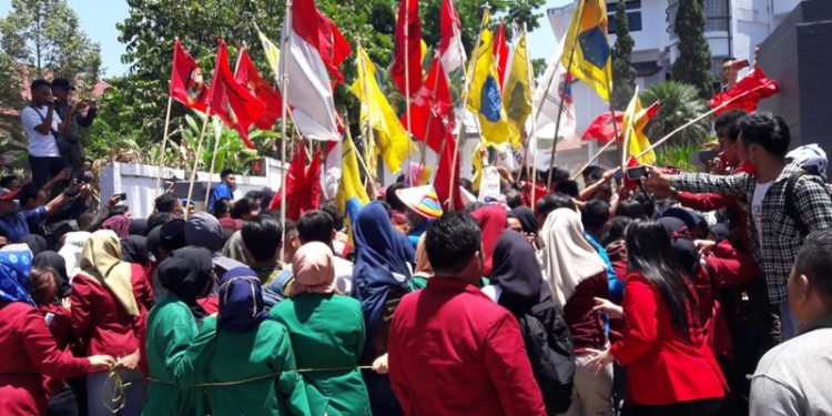 Sejumlah Mahasiswi Terinjak Saat Demo Protes RUU KHUP di Kantor DPRD Kotamobagu