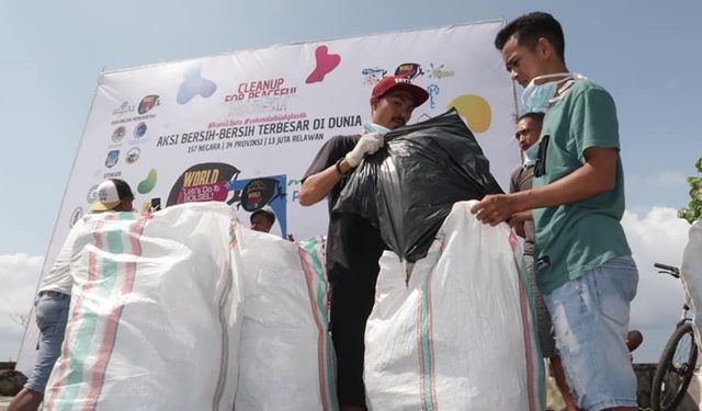Iskandar Apresiasi World Clean Up Day di Pantai Sondana