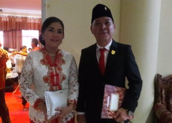 Victor Lumapow didampingi Istri