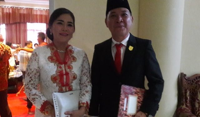 Victor Lumapow didampingi Istri