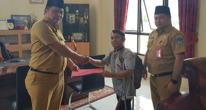 Wabup Bolsel Deddy Abdul Hamid didampingi Sekda Marzansius Arvan Ohy saat menyerahkan bantuan untuk Rano Karno di ruang kerjanya