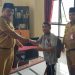 Wabup Bolsel Deddy Abdul Hamid didampingi Sekda Marzansius Arvan Ohy saat menyerahkan bantuan untuk Rano Karno di ruang kerjanya