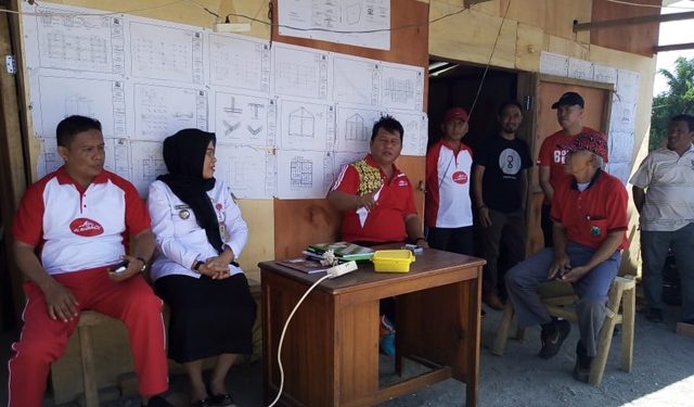 Wakil Bupati Bolsel Deddy Abdul Hamid saat meninjau lokasi proye RTLH Nelayan di Desa Pintadia