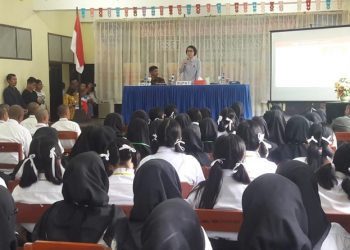 Bupati Bolmong Yasti Soepredjo Mokoagow saat memberikjan materi di hadapan para Calon PNS di kegiaan Latihan Dasr (Latsar)