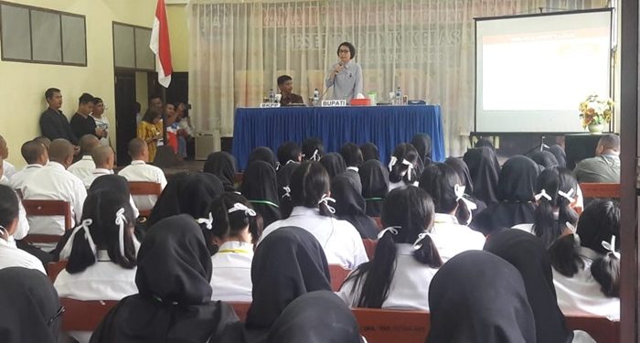 Bupati Bolmong Yasti Soepredjo Mokoagow saat memberikjan materi di hadapan para Calon PNS di kegiaan Latihan Dasr (Latsar)