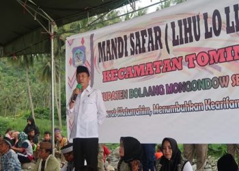 Jadi Tradisi, Bupati Bolsel Mandi Safar Bersama Warga