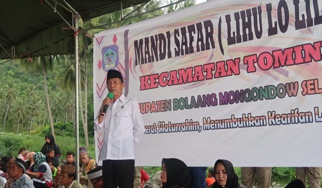 Jadi Tradisi, Bupati Bolsel Mandi Safar Bersama Warga