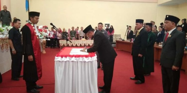 Ketua Pengadilan Pimpin Pengresmian Tiga Pimpinan DPRD Bolmong