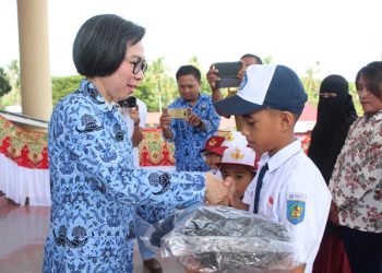 Siswa-Siswi Bolmong Dapat Bantuan Seragam dan Peralatan Sekolah