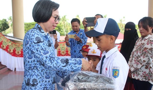 Siswa-Siswi Bolmong Dapat Bantuan Seragam dan Peralatan Sekolah