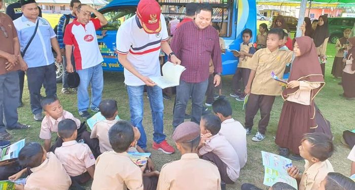 Iskandar Jadi Guru Dadakan Ajari Siswa Membaca
