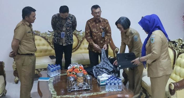 Kembali Bupati Bolmong Serahkan Bingkisan ke KPK