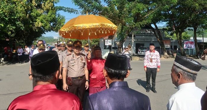 Pemkab Bolsel Sambut Kapolres Baru Dengan Adat
