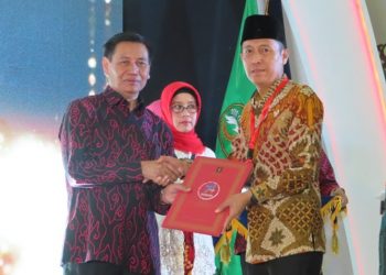 Bupati Bolsel Menerima Penghargaan Kabupaten Peduli HAM