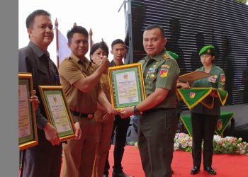 Sekda Bolmong Menerima Penghargaan dari Pangdam XIII Merdeka