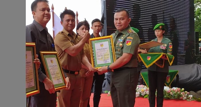 Sekda Bolmong Menerima Penghargaan dari Pangdam XIII Merdeka