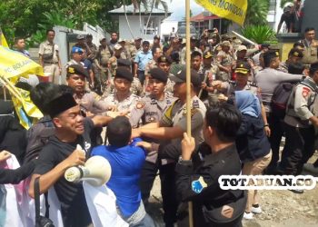 Demo Anti Korupsi di Kantor DPRD Kotamobagu Nyaris Ricuh