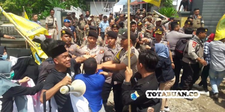 Demo Anti Korupsi di Kantor DPRD Kotamobagu Nyaris Ricuh