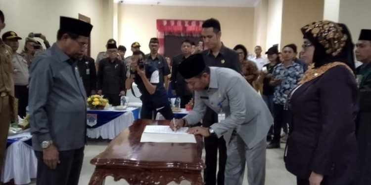Pengambilan sumpah janji dan serah terima jabatan Sekretaris Daerah Boltim yang dipimpin Bupati Boltim Sehan Landjar