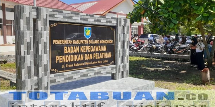 Pengambilan Kartu Ujian CPNS di Kantor BKPP Bolmong Membludak