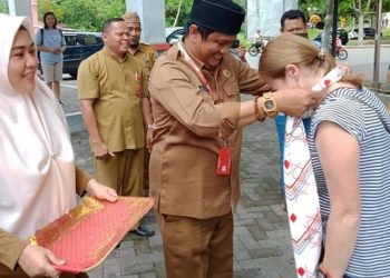 Kunjungi Kabupaten Bolsel, Turis Asal Rusia Disambut Tarian Mopotirlo