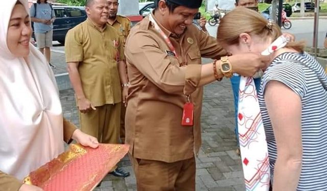 Kunjungi Kabupaten Bolsel, Turis Asal Rusia Disambut Tarian Mopotirlo