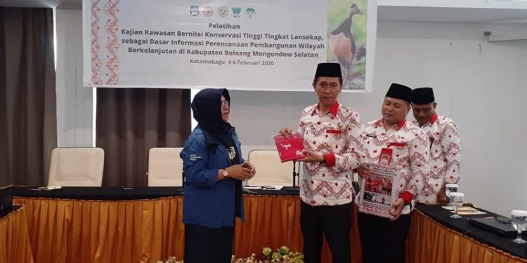 Bupati Bolsel Jelaskan Makna Batik Bentenan Yang Bercorak Maleo Mangrove dan Terumbu Karang
