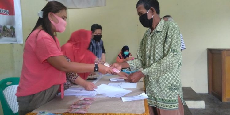 Warga di Kecamatan Lolayan Mulai Terima BLT Dana Desa