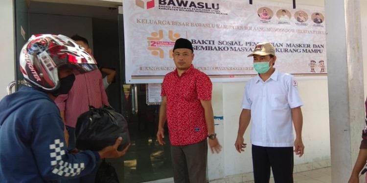 Bawaslu Bolsel Bagikan Masker dan Sembako