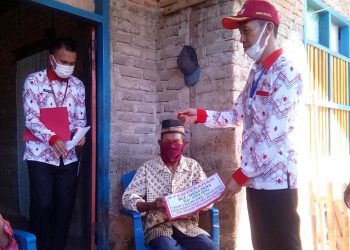 Bupati dan Wakil Bupati Bolsel Temui Warga Serahkan BLT