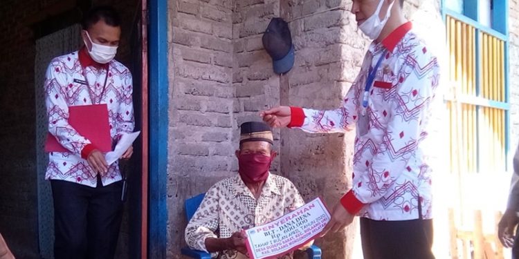 Bupati dan Wakil Bupati Bolsel Temui Warga Serahkan BLT