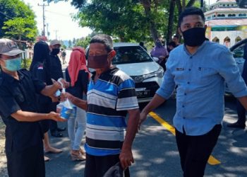 Dampak Covid 19, Bawaslu Bolsel Bagikan Susu dan Masker