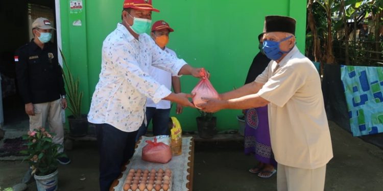 Selain Sembako, Wakil Bupati Bolsel Juga Bagi-Bagi Ikan