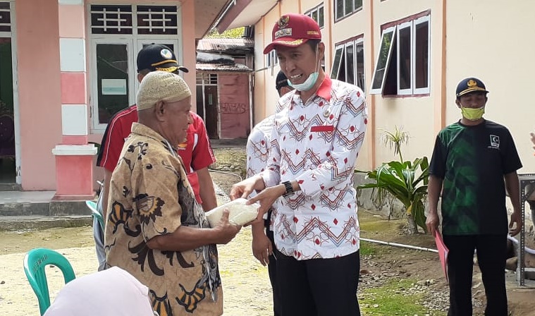  Bantuan ini adalah bantuan tahap pertama yang disalurkan ke 81 desa di 7 Kecamatan di wilayah bolsel dengan mekanisme bantuan yaitu usulan dari setiap Kepala Desa ke Dinas Sosial Kab. Bolsel yang dihitung berdasarkan jumlah jiwa di masing - masing kepala keluarga serta berita acara ditanda tangani oleh setiap Kepala Keluarga terdampak.  Bantuan Sembako ini dilaksanakan bertahap oleh Pemeritah Daerah di seluruh Wilayah Kabupaten Bolaang Mongondow Selatan terkhusus bagi masyarakat kurang mampu dan berpenghasilan rendah kebawah.  Total jumlah Bantuan yang disalurkan tahap pertama ini adalah sebanyak 10.347 Kepala Keluarga/32.816 Jiwa. adapun banyaknya bantuan perjiwa antara lain 3 kg Beras, 1 Kg Gula Pasir, 15 Butir telur, Minyak Goreng 1 Liter dan 1 Bks Garam.