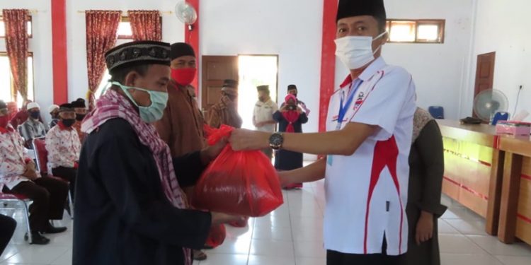 Bupati dan Wakil Bupati Bolsel Masuk Keluar Desa Serahkan Bantuan