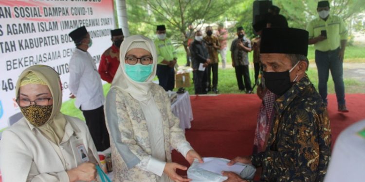 Bupati Bolmong Serahkan Bantuan Untuk Imam dan Pegawai Syar’i