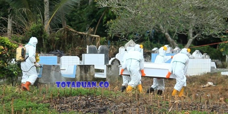 Satpol PP Bolmong Bantu Makamkan Jenazah Pasien PDP