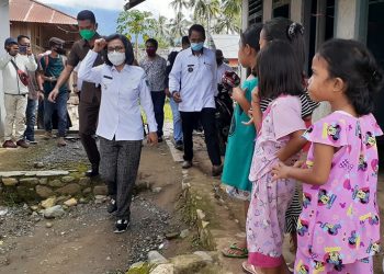 Pantau Penyaluran Bantuan, Bupati Bolmong Berkantor di Desa