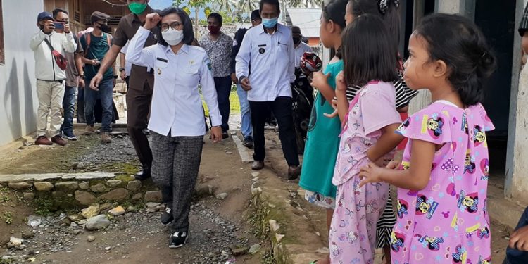 Pantau Penyaluran Bantuan, Bupati Bolmong Berkantor di Desa