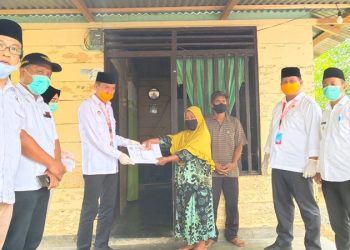 Iskandar-Deddy Door to Door Serahkan BLT Dana Desa