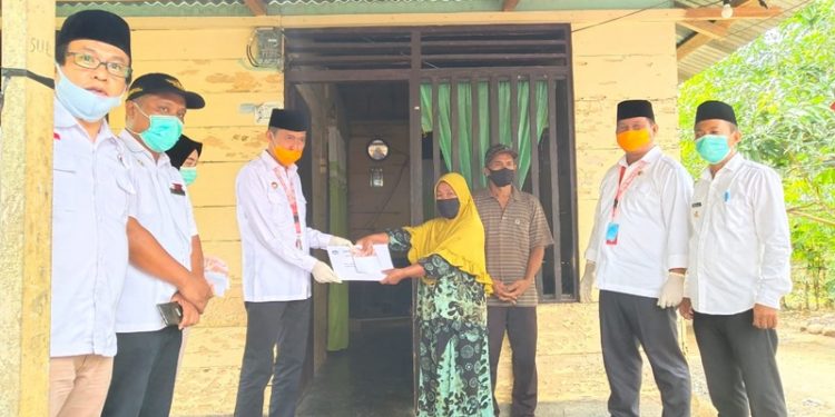 Iskandar-Deddy Door to Door Serahkan BLT Dana Desa