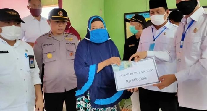 Salud Kekompakan Iskandar-Dedy. Selalu Bersama Menemui Warga