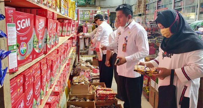 Disperindag Koperasi dan UKM Bolsel Amankan Bahan Makanan Kadaluarsa