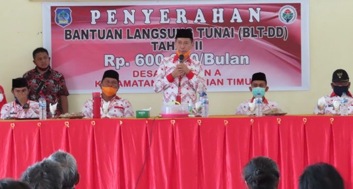 Iskandar-Deddy Serahkan BLT DD dan Sertifikat Tanah di Kecamatan Pintim