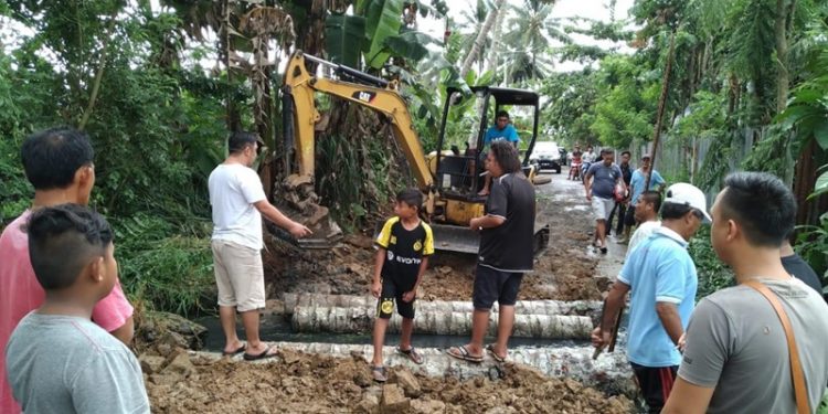 Ketua DPRD Kotamobagu Pimpin Perbaikan Jalan Perkebunan