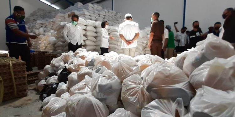 Setiap Bulan Pemkab Bolmong Salurkan 301.32 Ton Beras Kepada Warga Penerima