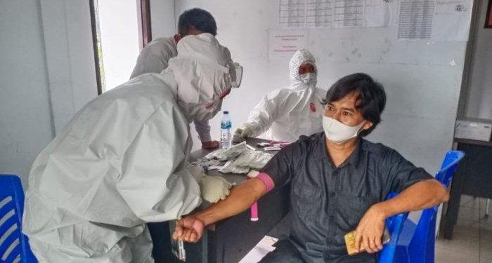 Komisioner Bawaslu Bolsel dan Jajaran Jalani Rapid Test