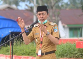 Iskandar Kerahkan PNS Bantu Bersihkan Lumpur di Rumah Warga