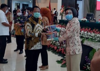Yasti Terima Buku Pedoman Umum Menghadapi Pandemi Covid-19